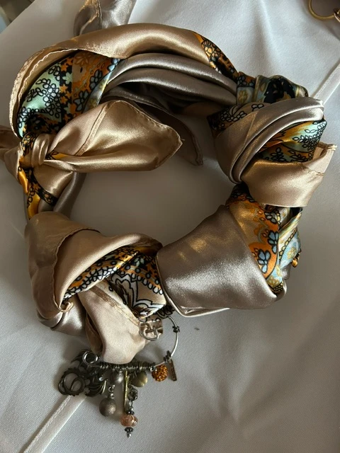 FOULARD BIJOUX BEIGE SIGNÉ LISABEL