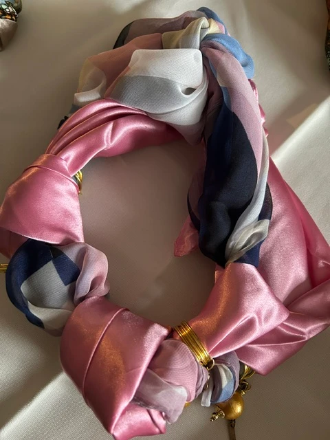 FOULARD BIJOUX ROSE SIGNÉ LISABEL